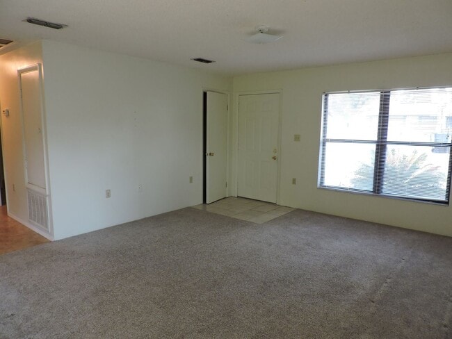 Building Photo - 670 SW Cardinal Dr