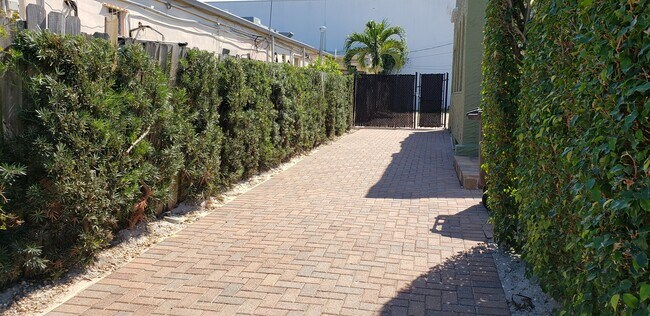 Building Photo - 410 Monroe Dr