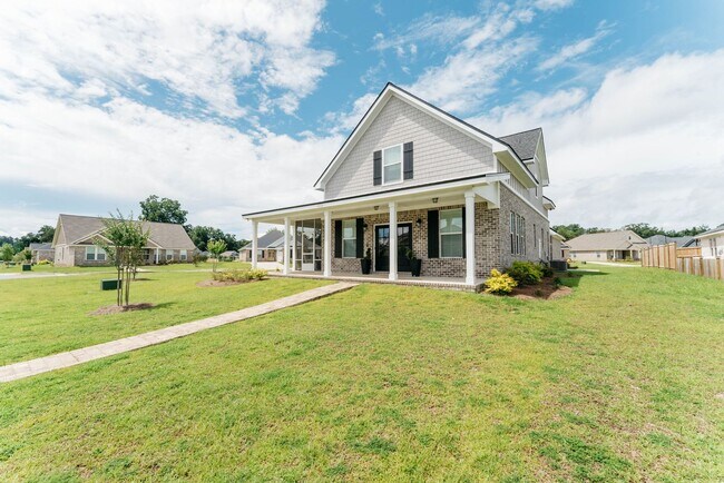Building Photo - Available end of January in beautiful Summ...