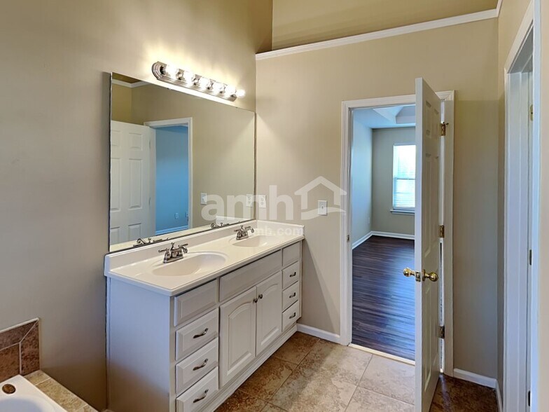 Building Photo - 112 Dunnell Rd