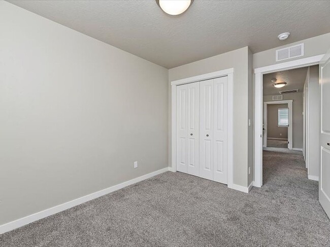 Building Photo - $500 off March Rent!  4 bedroom, 2 bath ho...