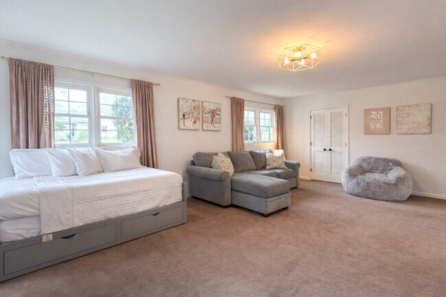 Building Photo - 7601 Bedfordshire Dr