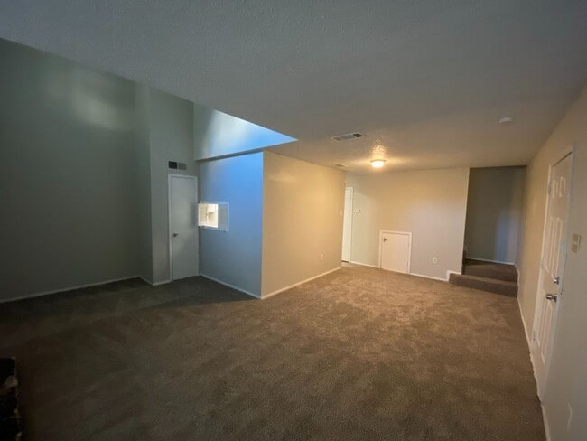 Building Photo - Charming Split-Level First-Floor Unit with...