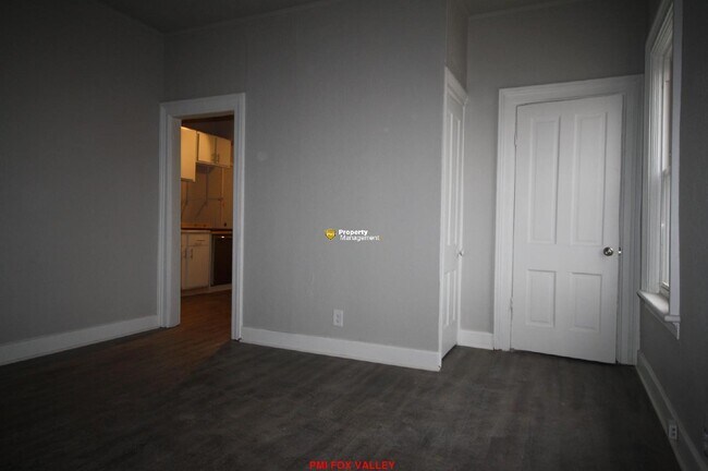 Building Photo - Large 3 - Bedroom Duplex in Oshkosh