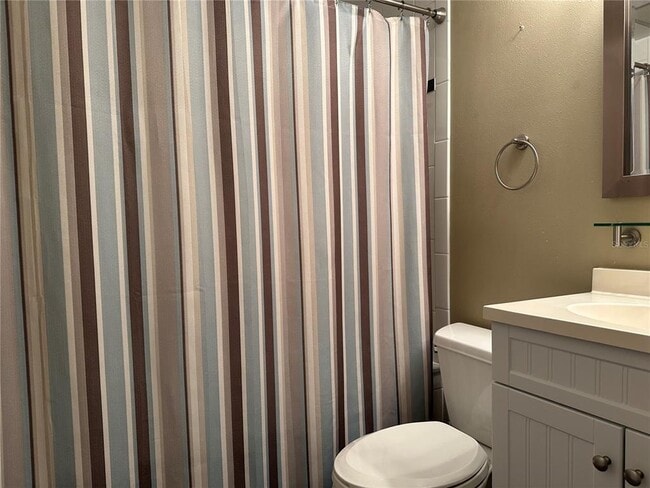 Building Photo - 209 NE Lincoln Cir N