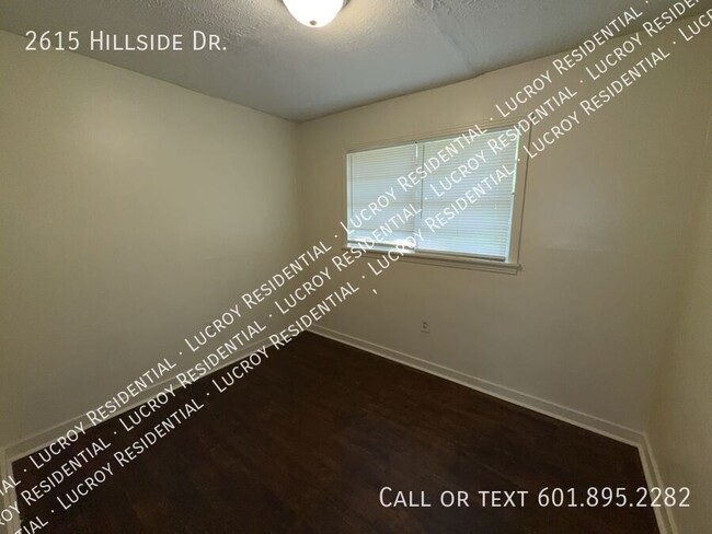 Building Photo - 2615 Hillside Dr
