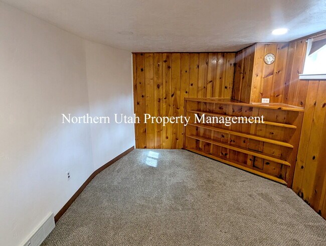 Building Photo - 2 Bed 1 Bath