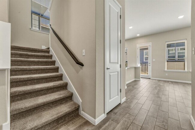 Building Photo - 1015 Vista View Dr