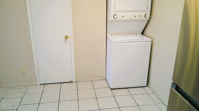 Building Photo - 3001 E Glen Dr