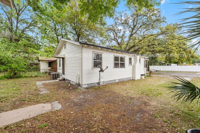 Building Photo - Newly Renovated 3 Bedroom Home with Screened Porch