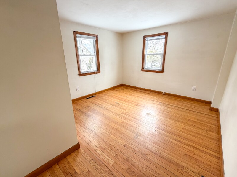 Building Photo - 7 W Silver St