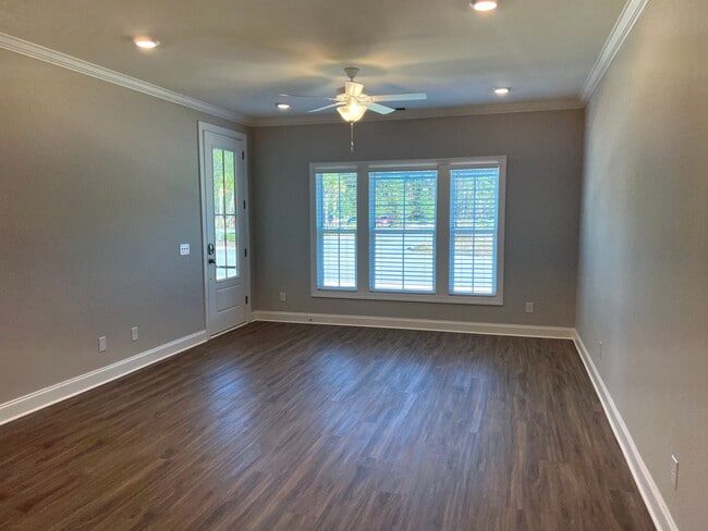 Building Photo - 3 Bedroom Townhouse in Washington Square!-...