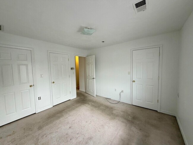 Building Photo - 116 T-Bird Ln