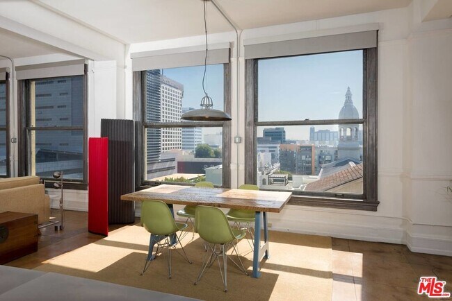 Building Photo - 108 W 2nd St