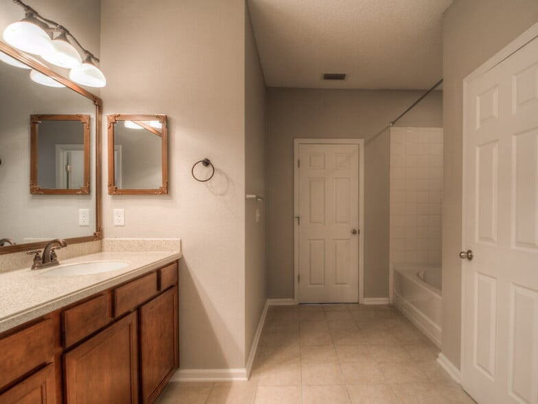 Building Photo - 16380 Bamboo Bluff Ct