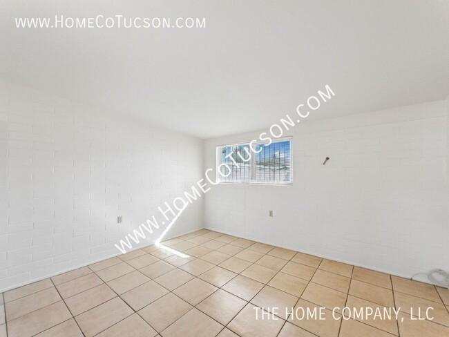 Building Photo - 1446 E Iowa Dr