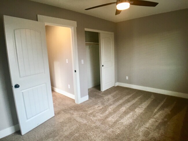 Building Photo - Spacious 3br/3.5ba House with Garage & AC in South Tabor Neighborhood