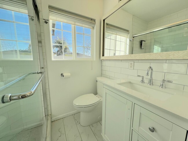 Building Photo - Clean and Updated 2 Bedroom in Long Beach