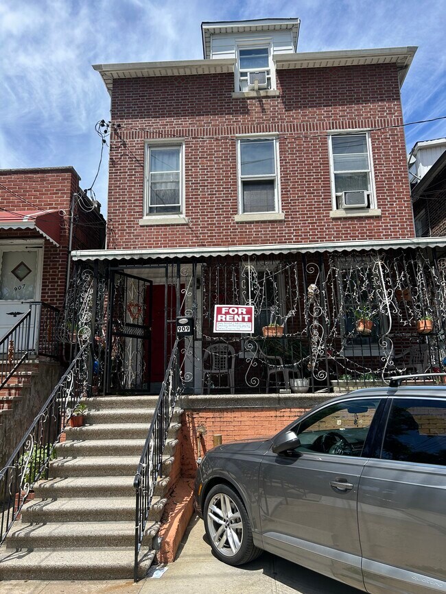 Building Photo - 909 Arnow Ave