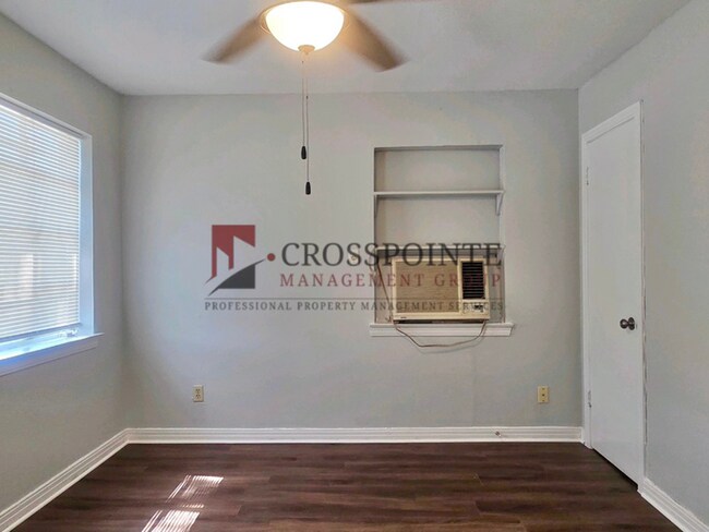 Building Photo - 2 bedroom, 1 bathroom duplex!