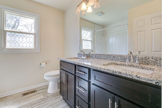 Building Photo - 212 Hillview Dr