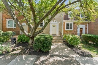 Building Photo - Lovely & spacious brick colonial townhome ...