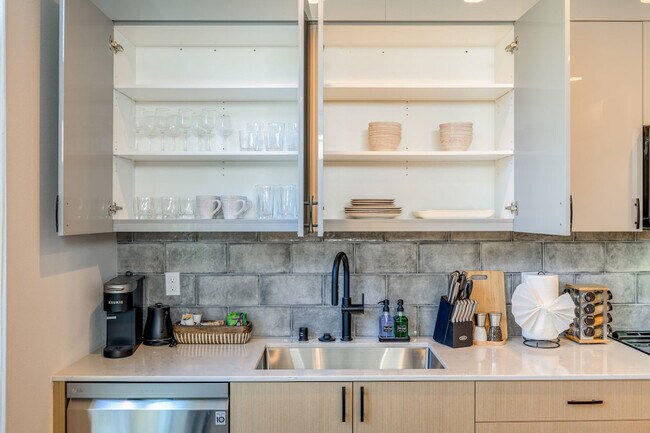 Building Photo - 1600 S Washington St