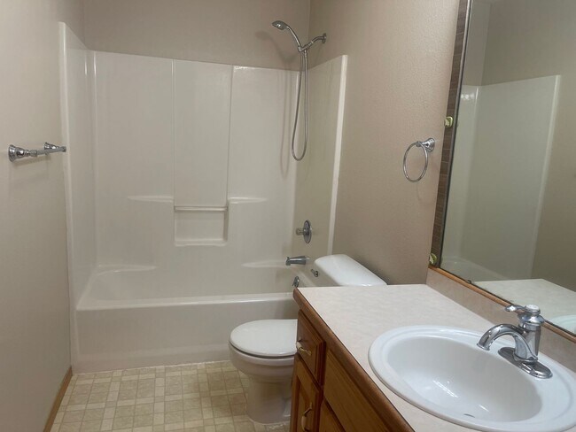 Building Photo - OZARK HOME CHECK OUT this charming 3 bedro...