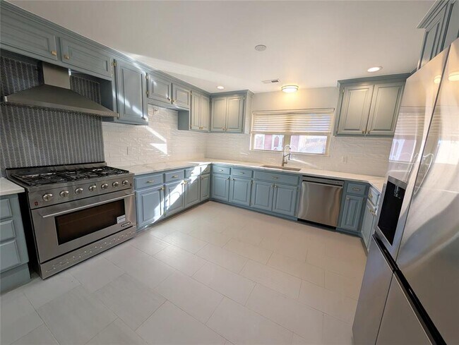 Building Photo - 3500 Bella Vista Dr