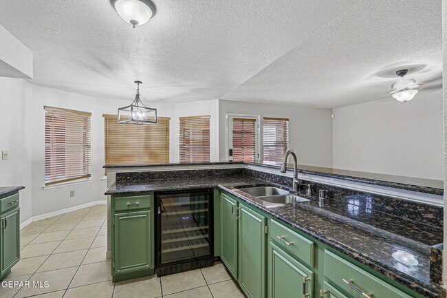 Building Photo - 1117 W Bend Ln