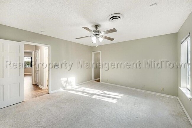 Building Photo - Charming home located in Ridglea North
