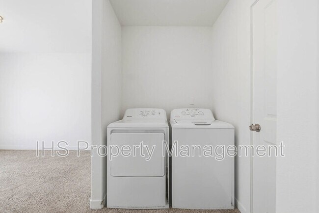 Building Photo - 714 W 13th St