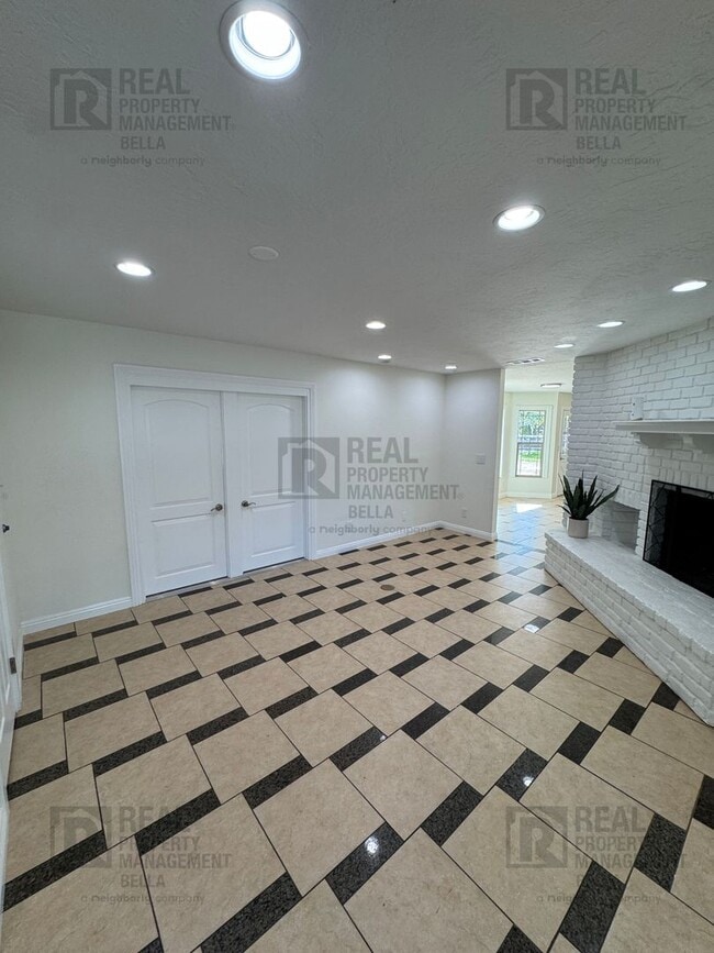 Building Photo - Spacious Single-Story 7-Bedroom Home with Open Layout & Abundant Natural Light