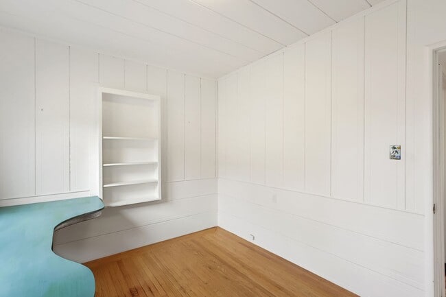 Building Photo - Downtown Davis Cottage-Available for Spring Move In