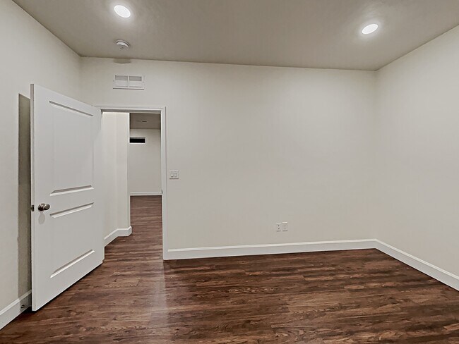 Building Photo - 5112 W Bellevue Street