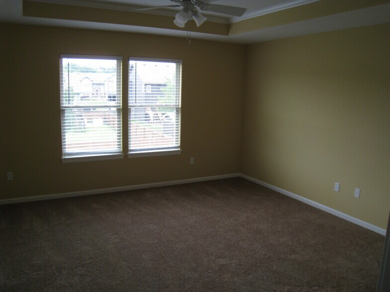 Building Photo - 613 S Meadowbrook St