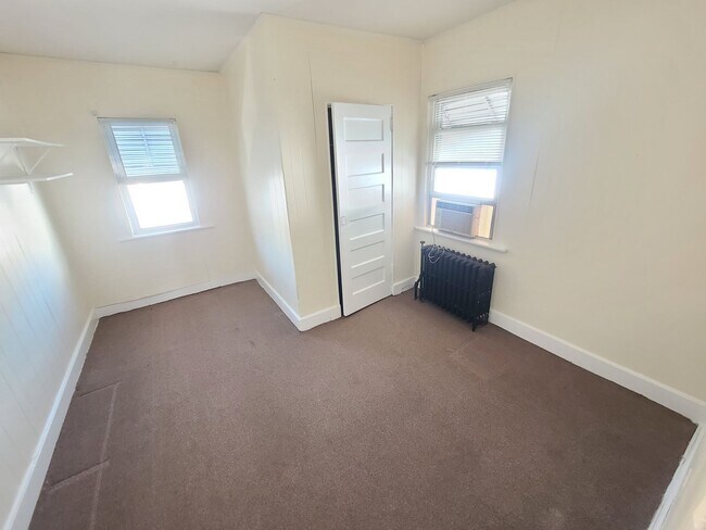 Building Photo - 443 Main St