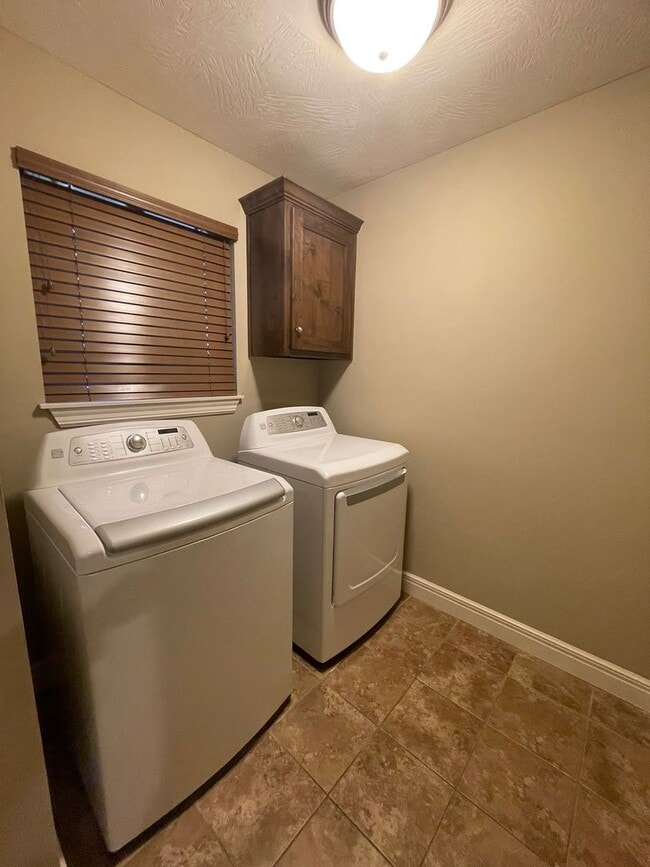 Building Photo - Beautiful 4BD in Battlefield, MO