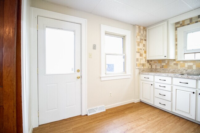 Building Photo - 472 Shasta Dr