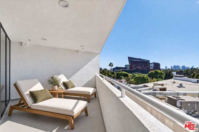 Building Photo - 8704 Santa Monica Blvd