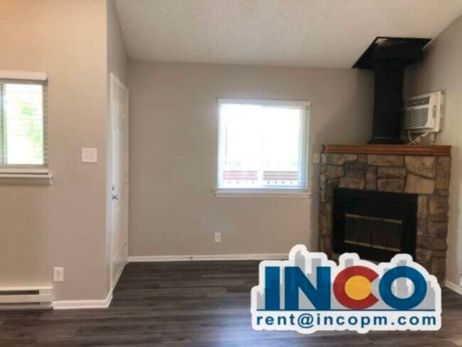 Building Photo - Fantastic Location! 2 bedroom 1 bath condo...