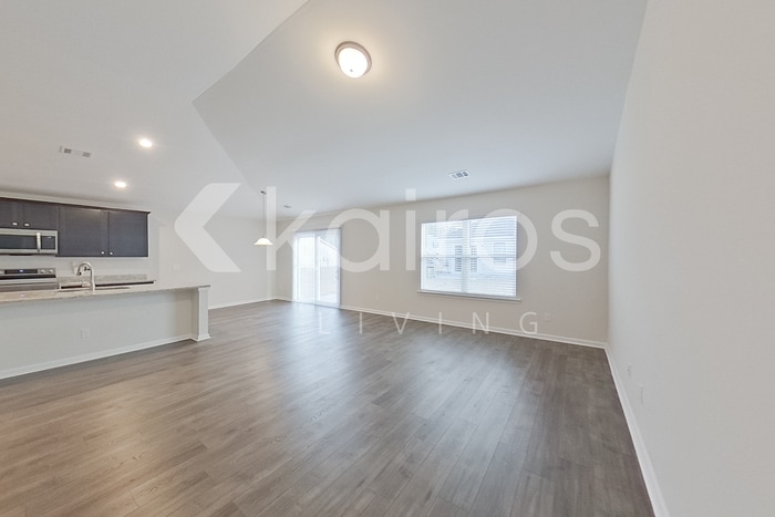 Building Photo - 107 Lord Effingham Wy