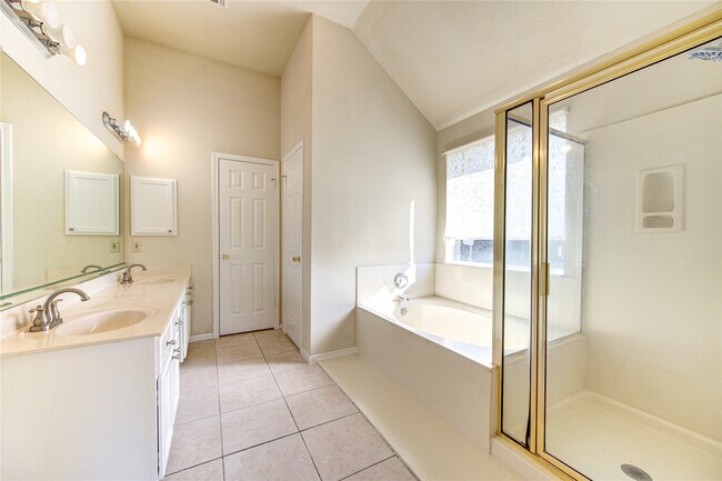 Building Photo - 13030 Richmond Ave