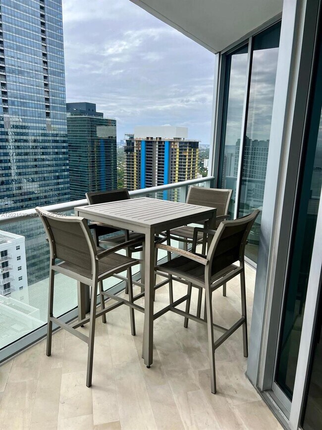 Building Photo - 1300 Brickell Bay Dr