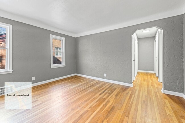 Building Photo - Stunning Renovated 3-Bedroom Bungalow