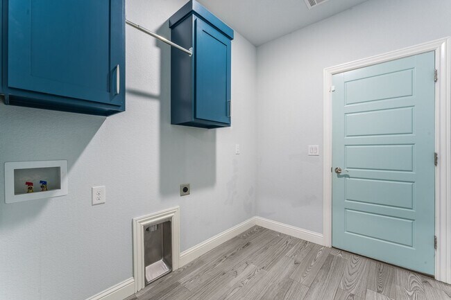 Building Photo - Three bedroom home, ready NOW