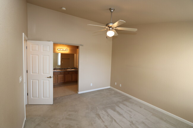 Building Photo - Upper level 2 bedroom condo near Peterson AFB