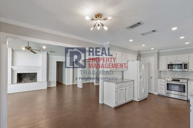 Building Photo - Charming 3 Bed 2 Bath Home in a Great Neighborhood - Private Pool!