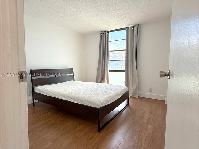 Building Photo - 3475 N Country Club Dr
