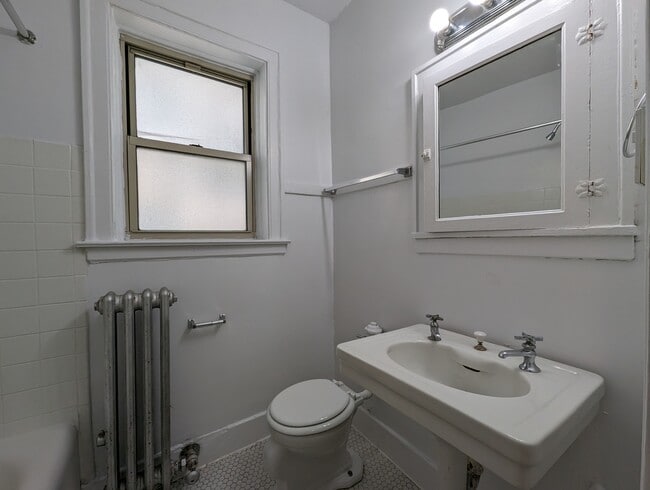 Building Photo - 2536 N Sawyer Ave